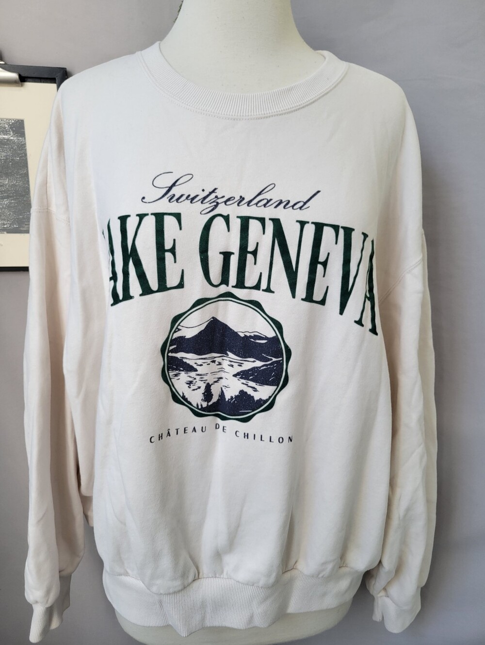 Hollister Switzerland Lake Geneva Graphic Crew Sweatshirt Cream Blue XL